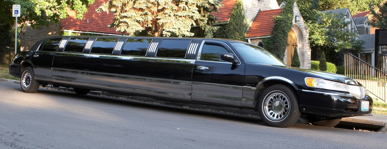 MONSTERSUV.COM - Black 14 Passenger Stretch Lincoln Limousine